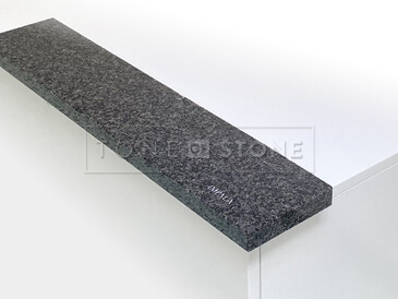 Žula IMPALA LESK - vyznačuje se tmavým, antracitově šedým zbarvením a konstantní zrnitostí, podobně jako ostatní žuly je i tento přírodní kámen vhodný pro parapety do interiérů i exteriérů. Žula IMPALA LESK - vyznačuje se tmavým, antracitově šedým zbarvením a konstantní zrnitostí, podobně jako ostatní žuly je i tento přírodní kámen vhodný pro parapety do interiérů i exteriérů.