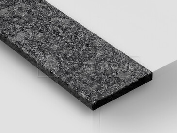 Žula STEEL GREY KARTÁČOVANÝ, detail. Přírodní kámen s výjimečným designem a ocelově tmavě šedým zbarvením, svým původem a technickými vlastnostmi se řadí mezi tzv. monzonity. Tato žula se používá pro výrobu interiérových i exteriérových parapetů. Žula STEEL GREY KARTÁČOVANÝ, detail. Přírodní kámen s výjimečným designem a ocelově tmavě šedým zbarvením, svým původem a technickými vlastnostmi se řadí mezi tzv. monzonity. Tato žula se používá pro výrobu interiérových i exteriérových parapetů.