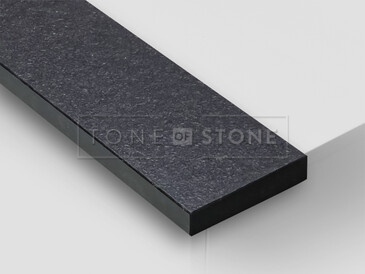 Žula NERO ASSOLUTO ZIMBABWE KARTÁČOVANÉ, detail. Velmi univerzální exotický přírodní kámen, který dodá luxusní vzhled a šmrnc každému interiéru. Tato žula je vhodná jak pro vnitřní, tak i venkovní parapety. Žula NERO ASSOLUTO ZIMBABWE KARTÁČOVANÉ, detail. Velmi univerzální exotický přírodní kámen, který dodá luxusní vzhled a šmrnc každému interiéru. Tato žula je vhodná jak pro vnitřní, tak i venkovní parapety.