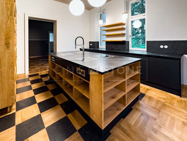 Pracovní deska varného ostrůvku z přírodního kamene - žula Nero Assoluto Zimbabwe (trattato) v kartáčovaném povrchu. Ostrůvek má velikost 260x130 cm obsahuje 4 varné desky s horní montáží s baterií uprostřed. Ze stejného přírodního kamene byla i druhá kuchyňská deska a parapet. Zakázková výroba TONE OF STONE. Pracovní deska varného ostrůvku z přírodního kamene - žula Nero Assoluto Zimbabwe (trattato) v kartáčovaném povrchu. Ostrůvek má velikost 260x130 cm obsahuje 4 varné desky s horní montáží s baterií uprostřed. Ze stejného přírodního kamene byla i druhá kuchyňská deska a parapet. Zakázková výroba TONE OF STONE.