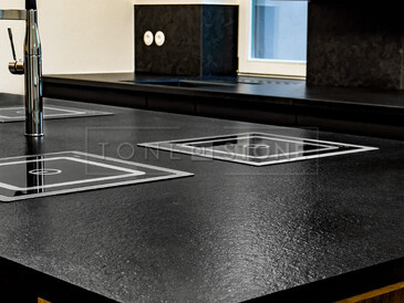 Detail varného ostrůvku ze žuly Nero Assoluto Zimbabwe (trattato), v pozadí kuchyňská deska a parapet ze stejného přírodního kamene. Zakázková výroba TONE OF STONE Detail varného ostrůvku ze žuly Nero Assoluto Zimbabwe (trattato), v pozadí kuchyňská deska a parapet ze stejného přírodního kamene. Zakázková výroba TONE OF STONE