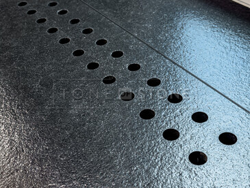 Detail segmentu s integrovanými průduchy pro skrytá topení za linkou, který je součástí kuchyňské desky z přírodního kamene - žula Nero Assoluto Zimbabwe (trattato). Zakázková výroba TONE OF STONE. Detail segmentu s integrovanými průduchy pro skrytá topení za linkou, který je součástí kuchyňské desky z přírodního kamene - žula Nero Assoluto Zimbabwe (trattato). Zakázková výroba TONE OF STONE.