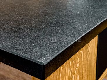 Detail varného ostrůvku ze žuly Nero Assoluto Zimbabwe (trattato), v pozadí kuchyňská deska a parapet ze stejného přírodního kamene. Zakázková výroba TONE OF STONE Detail varného ostrůvku ze žuly Nero Assoluto Zimbabwe (trattato), v pozadí kuchyňská deska a parapet ze stejného přírodního kamene. Zakázková výroba TONE OF STONE