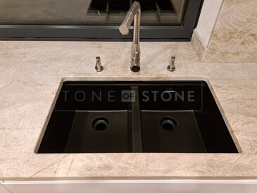 Detail kuchyňské pracovní desky z přírodního kamene a dvojdřezu se spodní montáží. Deska je vyrobena z kvarcitu Taj Mahal. Zakázková výroba kamenictví TONE OF STONE. Detail kuchyňské pracovní desky z přírodního kamene a dvojdřezu se spodní montáží. Deska je vyrobena z kvarcitu Taj Mahal. Zakázková výroba kamenictví TONE OF STONE.