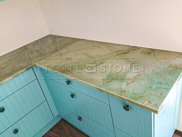 Detail pracovní desky v tvaru L z přírodního kamene - kvarcit Jadore. Zakázková výroba kamenictví TONE OF STONE. Detail pracovní desky v tvaru L z přírodního kamene - kvarcit Jadore. Zakázková výroba kamenictví TONE OF STONE.