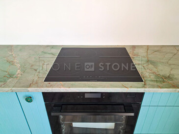 Detail varné desky usazené do roviny, která je součástí kuchyňské desky z přírodního kamene - kvarcit Jadore. Zakázková výroba kamenictví TONE OF STONE. Detail varné desky usazené do roviny, která je součástí kuchyňské desky z přírodního kamene - kvarcit Jadore. Zakázková výroba kamenictví TONE OF STONE.