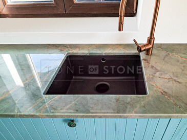 Detail kuchyňské pracovní desky z kvarcitu Jadore a zabudovaného dřezu se spodní montáží. Výroba na zakázku kamenictví TONE OF STONE. Detail kuchyňské pracovní desky z kvarcitu Jadore a zabudovaného dřezu se spodní montáží. Výroba na zakázku kamenictví TONE OF STONE.