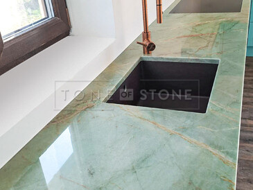 Kuchyňská pracovní deska z přírodního kamene - kvarcit Jadore. Detail pracovní desky, zabudovaného dřezu se spodní montáží a varné desky usazené do roviny. Zakázková výroba kamenictví TONE OF STONE. Kuchyňská pracovní deska z přírodního kamene - kvarcit Jadore. Detail pracovní desky, zabudovaného dřezu se spodní montáží a varné desky usazené do roviny. Zakázková výroba kamenictví TONE OF STONE.