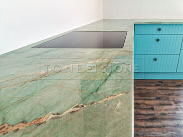 Detail designu pracovní desky z přírodního kamene- kvarcit Jadore, v pozadí varna deska usazena do roviny. Zakázková výroba kamenictví TONE OF STONE. Detail designu pracovní desky z přírodního kamene- kvarcit Jadore, v pozadí varna deska usazena do roviny. Zakázková výroba kamenictví TONE OF STONE.