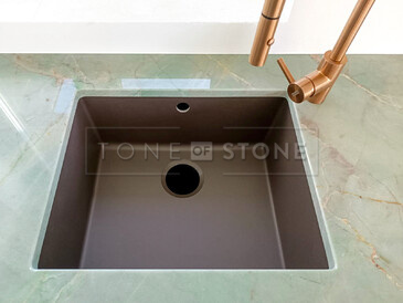 Detail kuchyňské desky z kvarcitu Jadore a dřezu se spodní montáží. Zakázková výroba kamenictví TONE OF STONE. Detail kuchyňské desky z kvarcitu Jadore a dřezu se spodní montáží. Zakázková výroba kamenictví TONE OF STONE.