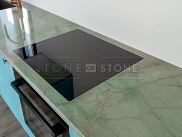 Detail kuchyňské pracovní desky zkvarcitu Jadore a varné desky zabudované do roviny. V pozadí dřez se spodní montáží. Zakázková výroba kamenictví TONE OF STONE. Detail kuchyňské pracovní desky zkvarcitu Jadore a varné desky zabudované do roviny. V pozadí dřez se spodní montáží. Zakázková výroba kamenictví TONE OF STONE.