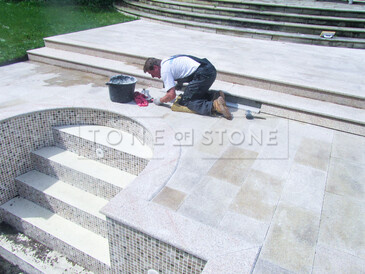 Archivní fotografie - OBKLAD BAZÉNU PŘÍRODNÍM KAMENEM. Zakázkové kamenictví TONE OF STONE. Archivní fotografie - OBKLAD BAZÉNU PŘÍRODNÍM KAMENEM. Zakázkové kamenictví TONE OF STONE.