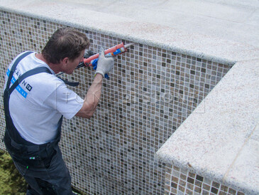 Archivní fotografie - OBKLAD BAZÉNU PŘÍRODNÍM KAMENEM. Zakázkové kamenictví TONE OF STONE. Archivní fotografie - OBKLAD BAZÉNU PŘÍRODNÍM KAMENEM. Zakázkové kamenictví TONE OF STONE.