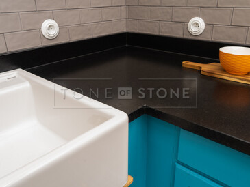 Kuchyňská pracovní deska ze žuly Nero Assoluto Zimbabwe (trattato) v povrchové úpravě satén Kuchyňská pracovní deska ze žuly Nero Assoluto Zimbabwe (trattato) v povrchové úpravě satén