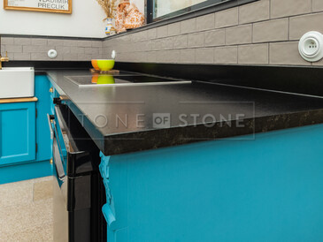 Kuchyňská pracovní deska ze žuly Nero Assoluto Zimbabwe (trattato) v povrchové úpravě satén Kuchyňská pracovní deska ze žuly Nero Assoluto Zimbabwe (trattato) v povrchové úpravě satén