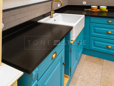 Kuchyňská pracovní deska ze žuly Nero Assoluto Zimbabwe (trattato) v povrchové úpravě satén Kuchyňská pracovní deska ze žuly Nero Assoluto Zimbabwe (trattato) v povrchové úpravě satén