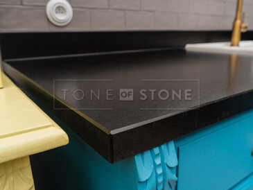 Kuchyňská pracovní deska ze žuly Nero Assoluto Zimbabwe (trattato) v povrchové úpravě satén Kuchyňská pracovní deska ze žuly Nero Assoluto Zimbabwe (trattato) v povrchové úpravě satén