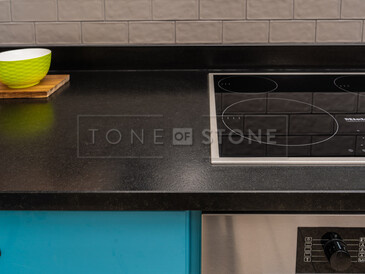 Kuchyňská pracovní deska ze žuly Nero Assoluto Zimbabwe (trattato) v povrchové úpravě satén Kuchyňská pracovní deska ze žuly Nero Assoluto Zimbabwe (trattato) v povrchové úpravě satén