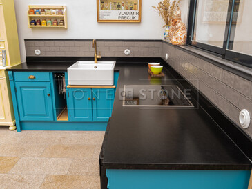 Kuchyňská pracovní deska ze žuly Nero Assoluto Zimbabwe (trattato) v povrchové úpravě satén Kuchyňská pracovní deska ze žuly Nero Assoluto Zimbabwe (trattato) v povrchové úpravě satén