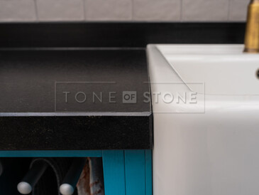 Kuchyňská pracovní deska ze žuly Nero Assoluto Zimbabwe (trattato) v povrchové úpravě satén Kuchyňská pracovní deska ze žuly Nero Assoluto Zimbabwe (trattato) v povrchové úpravě satén