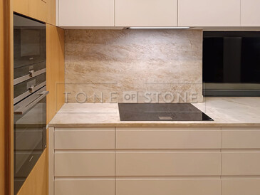 Instalace kuchyňské pracovní desky, obložení zádové desky za kuchyňskou linkou a kuchyňského ostrůvku z kvarcitu Taj Mahal. Zakázková výroba kamenictví TONE OF STONE. Instalace kuchyňské pracovní desky, obložení zádové desky za kuchyňskou linkou a kuchyňského ostrůvku z kvarcitu Taj Mahal. Zakázková výroba kamenictví TONE OF STONE.