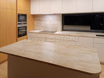 Instalace kuchyňské pracovní desky, obložení zádové desky za kuchyňskou linkou a kuchyňského ostrůvku z kvarcitu Taj Mahal. Zakázková výroba kamenictví TONE OF STONE. Instalace kuchyňské pracovní desky, obložení zádové desky za kuchyňskou linkou a kuchyňského ostrůvku z kvarcitu Taj Mahal. Zakázková výroba kamenictví TONE OF STONE.