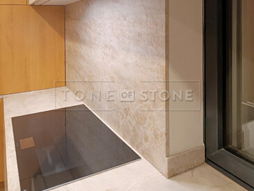 Instalace kuchyňské pracovní desky, obložení zádové desky za kuchyňskou linkou a kuchyňského ostrůvku z kvarcitu Taj Mahal. Zakázková výroba kamenictví TONE OF STONE. Instalace kuchyňské pracovní desky, obložení zádové desky za kuchyňskou linkou a kuchyňského ostrůvku z kvarcitu Taj Mahal. Zakázková výroba kamenictví TONE OF STONE.