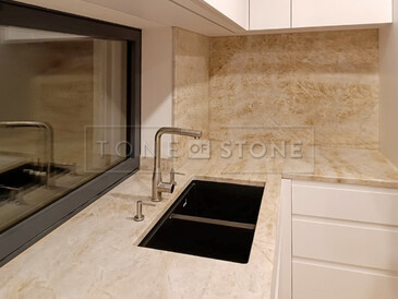 Detail montáže kuchyňské desky a obložení zádové desky z přírodního kamene - kvarcit Taj Mahal. Výroba na zakázku kamenictví TONE OF STONE. Detail montáže kuchyňské desky a obložení zádové desky z přírodního kamene - kvarcit Taj Mahal. Výroba na zakázku kamenictví TONE OF STONE.