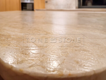 Instalace kuchyňské pracovní desky, obložení zádové desky za kuchyňskou linkou a kuchyňského ostrůvku z kvarcitu Taj Mahal. Zakázková výroba kamenictví TONE OF STONE. Instalace kuchyňské pracovní desky, obložení zádové desky za kuchyňskou linkou a kuchyňského ostrůvku z kvarcitu Taj Mahal. Zakázková výroba kamenictví TONE OF STONE.