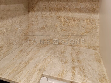 Detail obložení zádové desky a kuchyňské pracovní desky z kvarcitu Taj Mahal. Vlevo dole kuchyňský dřez se spodní montáží. Zakázková výroba kamenictví TONE OF STONE. Detail obložení zádové desky a kuchyňské pracovní desky z kvarcitu Taj Mahal. Vlevo dole kuchyňský dřez se spodní montáží. Zakázková výroba kamenictví TONE OF STONE.