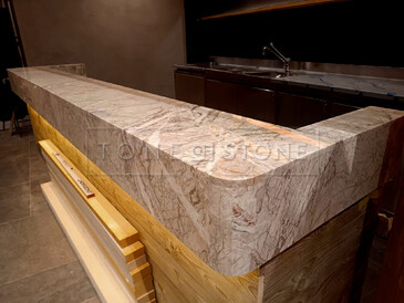 Kamenný bar z exkluzivního přírodního mramoru Fior di Pesco. Zakázkové kamenictví TONE OF STONE. Kamenný bar z exkluzivního přírodního mramoru Fior di Pesco. Zakázkové kamenictví TONE OF STONE.