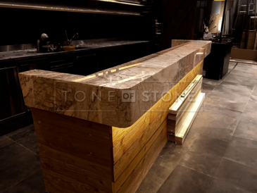 Mramorový bar v centru Prahy. Přírodní kámen Fior di Pesco. Zakázkové kamenictví TONE OF STONE. Mramorový bar v centru Prahy. Přírodní kámen Fior di Pesco. Zakázkové kamenictví TONE OF STONE.