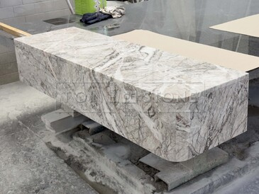 Exkluzivní mramor Fior di Pesco - příprava na dílně. Zakázkové kamenictví TONE OF STONE. Exkluzivní mramor Fior di Pesco - příprava na dílně. Zakázkové kamenictví TONE OF STONE.