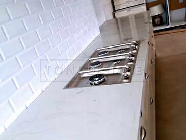 Kuchyňská deska z přírodního kvarcitu. Zakázkové kamenictví TONE OF STONE. Kuchyňská deska z přírodního kvarcitu. Zakázkové kamenictví TONE OF STONE.