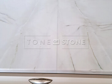 Detail napojení desek přírodního kamene. Zakázkové kamenictví TONE OF STONE. Detail napojení desek přírodního kamene. Zakázkové kamenictví TONE OF STONE.