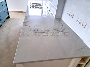 Kuchyňská pracovní deska z kvarcitu White Quartzite. Zakázkové kamenictví TONE OF STONE. Kuchyňská pracovní deska z kvarcitu White Quartzite. Zakázkové kamenictví TONE OF STONE.