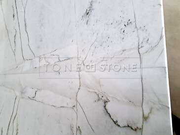 Desky byly napojeny zrcadlově tak, aby vytvářely unikátní obrazec. Takovému napojení se říká skládání do knihy nebo také bookmatch. Zakázkové kamenictví TONE OF STONE. Desky byly napojeny zrcadlově tak, aby vytvářely unikátní obrazec. Takovému napojení se říká skládání do knihy nebo také bookmatch. Zakázkové kamenictví TONE OF STONE.