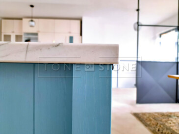 Kvarcit na kuchyňské lince. Zakázkové kamenictví TONE OF STONE. Kvarcit na kuchyňské lince. Zakázkové kamenictví TONE OF STONE.