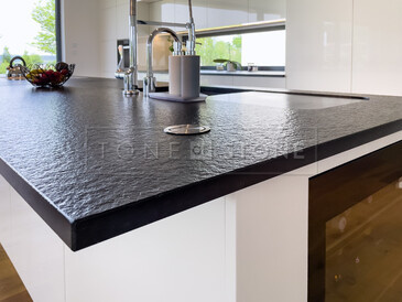 Černá pracovní deska do kuchyně z přírodního kamene - žula Nero Assoluto Zimbabwe. Zakázkové kamenictví TONE OF STONE. Černá pracovní deska do kuchyně z přírodního kamene - žula Nero Assoluto Zimbabwe. Zakázkové kamenictví TONE OF STONE.