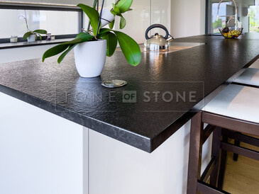 Černá kamenná kuchyně - žula Nero Assoluto Zimbabwe. Zakázkové kamenictví TONE OF STONE. Černá kamenná kuchyně - žula Nero Assoluto Zimbabwe. Zakázkové kamenictví TONE OF STONE.