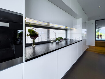 Kuchyňský kout s kamenem - žula Nero Assoluto Zimbabwe. Zakázkové kamenictví TONE OF STONE. Kuchyňský kout s kamenem - žula Nero Assoluto Zimbabwe. Zakázkové kamenictví TONE OF STONE.