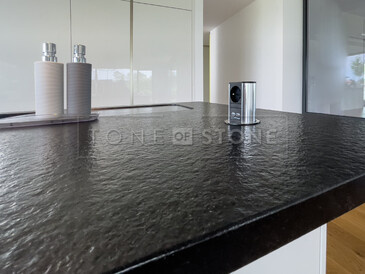 Kuchyňská pracovní deska z přírodního kamene - žula Nero Assoluto Zimbabwe. Zakázkové kamenictví TONE OF STONE. Kuchyňská pracovní deska z přírodního kamene - žula Nero Assoluto Zimbabwe. Zakázkové kamenictví TONE OF STONE.