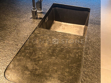 Kamenný dřez z černé žuly v kuchyňské pracovní desce z přírodního kamene - žula Nero Assoluto Zimbabwe. Zakázkové kamenictví TONE OF STONE. Kamenný dřez z černé žuly v kuchyňské pracovní desce z přírodního kamene - žula Nero Assoluto Zimbabwe. Zakázkové kamenictví TONE OF STONE.