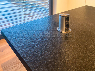 Praktická zásuvka na kuchyňském ostrůvku - Kuchyňská pracovní deska z přírodního kamene - žula Nero Assoluto Zimbabwe. Zakázkové kamenictví TONE OF STONE. Praktická zásuvka na kuchyňském ostrůvku - Kuchyňská pracovní deska z přírodního kamene - žula Nero Assoluto Zimbabwe. Zakázkové kamenictví TONE OF STONE.