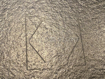 Dotyková plocha na kameni k ovládání osvětlení. Detail kuchyňské pracovní desky z přírodního kamene - žula Nero Assoluto Zimbabwe. Zakázkové kamenictví TONE OF STONE. Dotyková plocha na kameni k ovládání osvětlení. Detail kuchyňské pracovní desky z přírodního kamene - žula Nero Assoluto Zimbabwe. Zakázkové kamenictví TONE OF STONE.