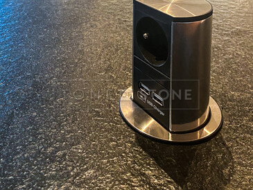 Detail zásuvky zabudované v kuchyňské pracovní desce z přírodního kamene - žula Nero Assoluto Zimbabwe. Zakázkové kamenictví TONE OF STONE. Detail zásuvky zabudované v kuchyňské pracovní desce z přírodního kamene - žula Nero Assoluto Zimbabwe. Zakázkové kamenictví TONE OF STONE.