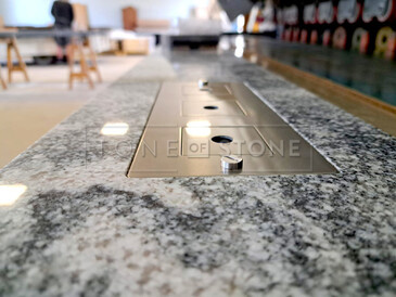 Kuchyňská pracovní deska z přírodní žuly Viscount White. Zakázkové kamenictví TONE OF STONE Kuchyňská pracovní deska z přírodní žuly Viscount White. Zakázkové kamenictví TONE OF STONE