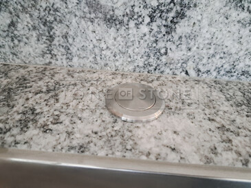 Kuchyňská pracovní deska z přírodní žuly Viscount White. Zakázkové kamenictví TONE OF STONE Kuchyňská pracovní deska z přírodní žuly Viscount White. Zakázkové kamenictví TONE OF STONE