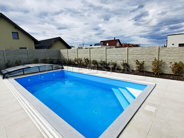 Padang Crystal - šedý obklad lemu bazénu. Zakázkové kamenictví TONE OF STONE. Padang Crystal - šedý obklad lemu bazénu. Zakázkové kamenictví TONE OF STONE.