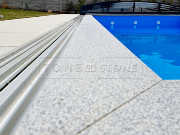 Lem bazénu ze žuly Padang Crystal. Zakázkové kamenictví TONE OF STONE. Lem bazénu ze žuly Padang Crystal. Zakázkové kamenictví TONE OF STONE.